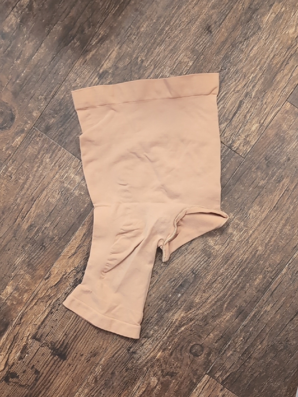 Skims one leg shape wear for thigh slit